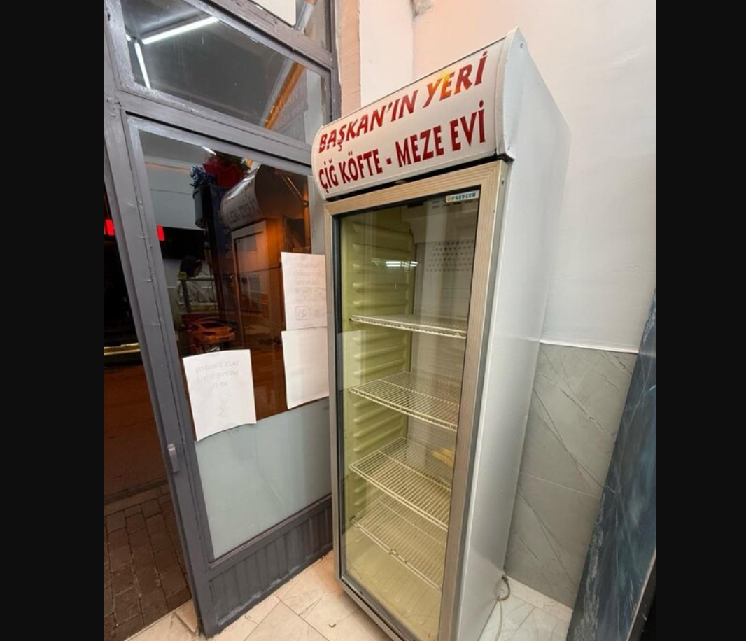 4 gözlü camlı dik kola dolabı