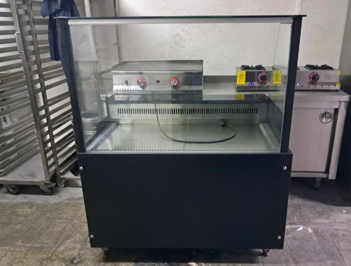 et tavuk ve şarküteri dolabı